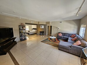 スマートテレビ、暖炉、書斎 / ワークスペース