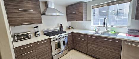 冷蔵庫、電子レンジ、オーブン、コンロ