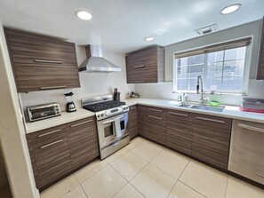 ثلاجة، ميكروويف، فرن، موقد طهي مسطح