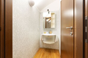Bathtub, bidet - GuestHost - Cozy apartment in St. Ambrose! (Milano)