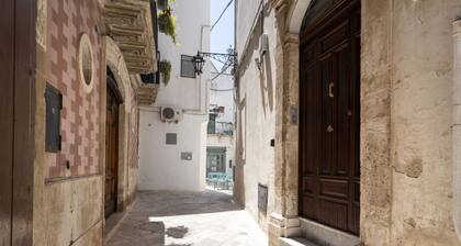 GuestHost - Vico II Apt with terrace one step away from Piazza Roma