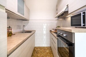 Microondas, horno, parrilla de estufa y lavavajillas 