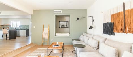 Smart-TV, Kamin, Bücher, Stereoanlage