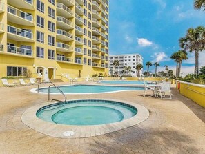 Una piscina al aire libre, una piscina climatizada