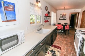 Basic Cabin | Private kitchen | Fridge, microwave, oven, stovetop - 3 Little Bears Cabin (Big Bear Lake)