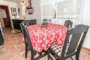 Basic Cabin | In-room dining