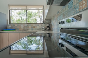 Een koelkast, een magnetron, een oven, een kookplaat