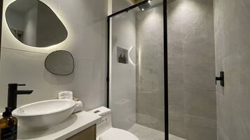 Secador de pelo, toallas, papel higiénico