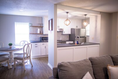 Cozy Leesburg, Ga Retreat, Remodeled and designed for comfort. Pet-Friendly!