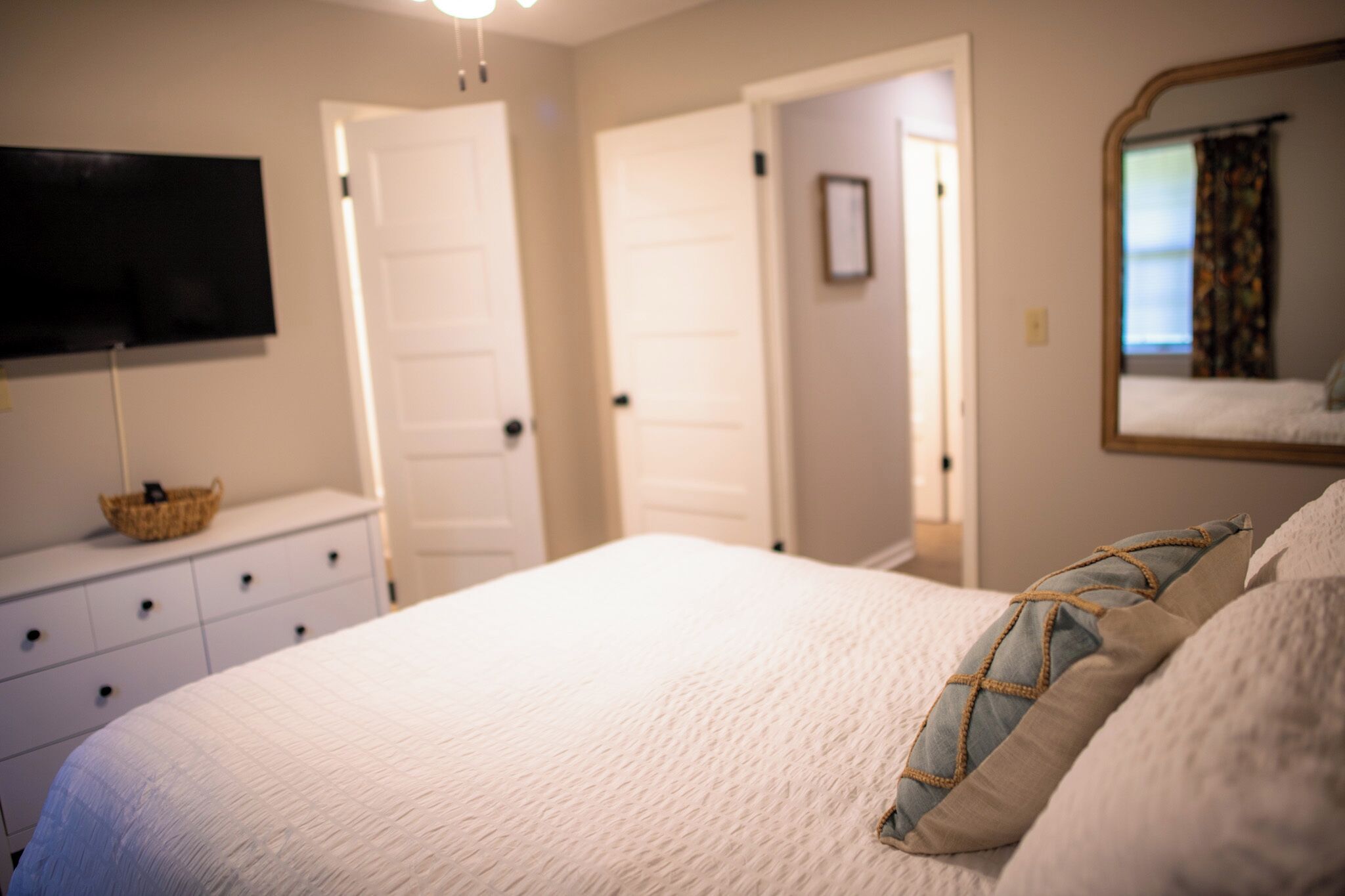 3 slaapkamers, een strijkplank/strijkijzer, gratis wifi, beddengoed