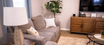 Cozy Leesburg, Ga Retreat, Remodeled and designed for comfort. Pet-Friendly!