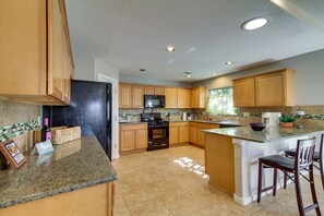 Fridge, microwave, stovetop, dishwasher - Pet-Friendly Albuquerque Vacation Escape! (Albuquerque)