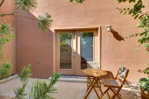 Outdoor dining - Pet-Friendly Albuquerque Vacation Escape! (Albuquerque)