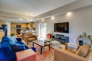TV, fireplace, stereo - Pet-Friendly Albuquerque Vacation Escape! (Albuquerque)