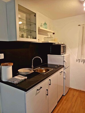 ثلاجة، ميكروويف، موقد طهي مسطح، غسالة أطباق