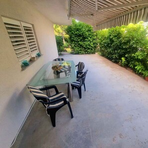 تناول الطعام بالخارج