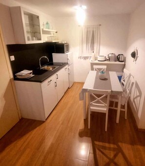 ثلاجة، ميكروويف، موقد طهي مسطح، غسالة أطباق