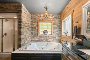 Combined shower/tub, towels - Secluded Rustic Hideaway: Free Attraction Tickets, Hot Tub, Pool Table, Firepit & In Wears Valley (Sevierville)