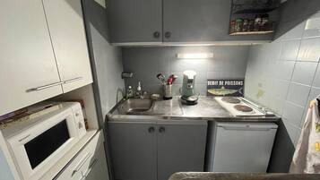 Réfrigérateur, micro-ondes, batterie de cuisine, vaisselle et ustensiles