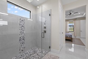 Dusche, Haartrockner, Handtücher