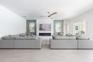 TV, fireplace, ping pong - Glamorous Getaway With Themed Bedrooms at Reunion (Kissimmee)