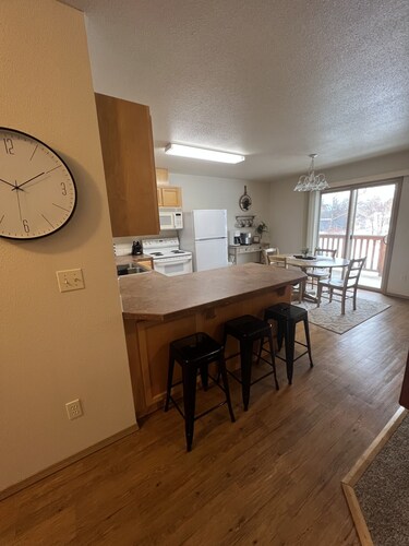 Beautifully furnished 2 bed 1 bath apartment in central location.
Sleeps 5