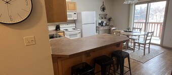 Beautifully furnished 2 bed 1 bath apartment in central location.
Sleeps 5