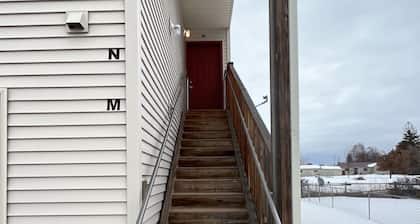 Beautifully furnished 2 bed 1 bath apartment in central location.
Sleeps 5