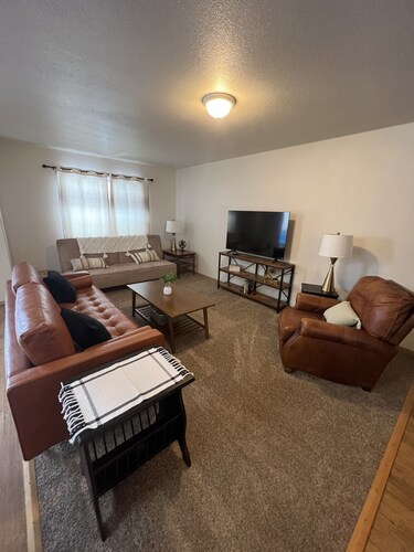 Beautifully furnished 2 bed 1 bath apartment in central location.
Sleeps 5