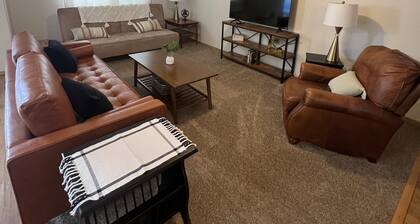 Beautifully furnished 2 bed 1 bath apartment in central location.
Sleeps 5