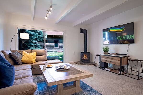 Smart TV, fireplace - Downtown Ketchum Condo - Walk to Ski Lifts! (Ketchum)