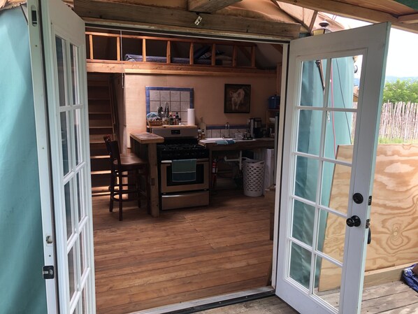 Private kitchen - Yurt in Earth-Ship community! Solar Air-conditioning/Heating! Full Kitchen/Bath! (El Prado)