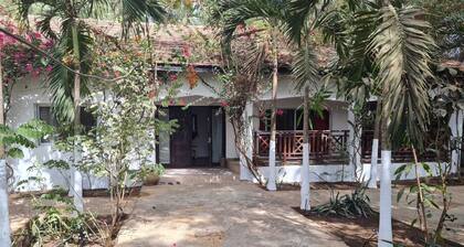 Peace House in Gunjur, Style and Comfort, Just off Gunjur Highway