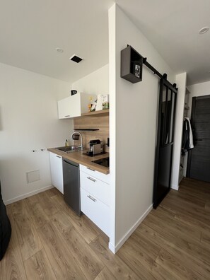 Fridge, microwave, stovetop, coffee/tea maker