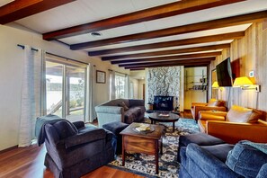 TV - Tranquil home with large deck, wooded views, & direct access to the Puget Sound (Shelton)