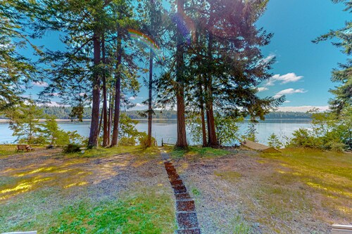 Tranquil home with large deck, wooded views, & direct access to the Puget Sound