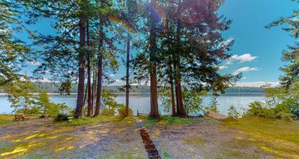 Tranquil home with large deck, wooded views, & direct access to the Puget Sound