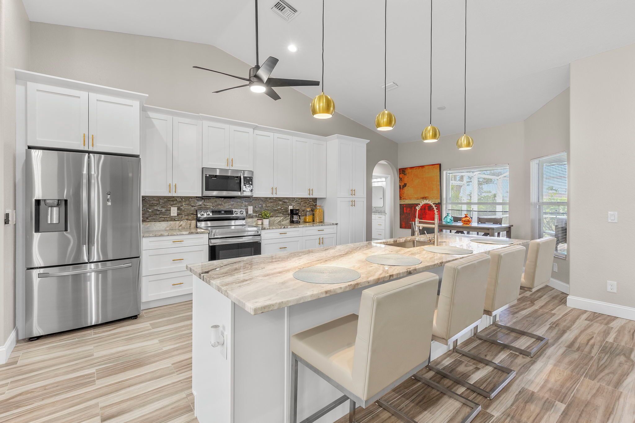 Een koelkast, een microgolfoven, een oven, een kookplaat