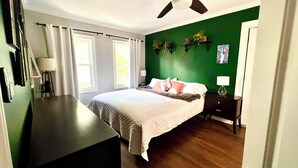 2 slaapkamers, een bureau, een strijkplank/strijkijzer, wifi