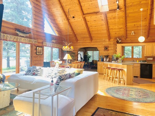 Twin Oaks Lodge on the Lake of the Woods 