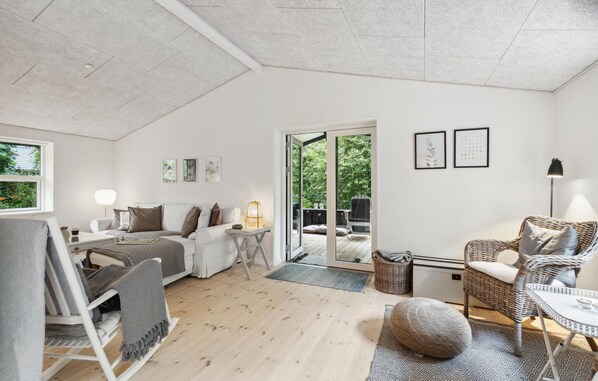 Smart TV, fireplace - 3 bedroom pet friendly home in Græsted (Græsted)