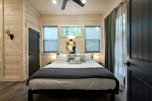 4 bedrooms, iron/ironing board, free WiFi, bed sheets - Newly Refreshed Cabin | New Furniture + Upgraded Comfort + EV Outlet (Broken Bow)