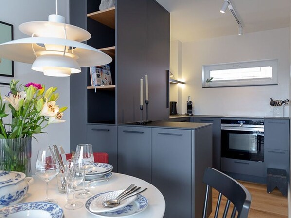 Frigorífico, microondas, placa de cocina y lavavajillas