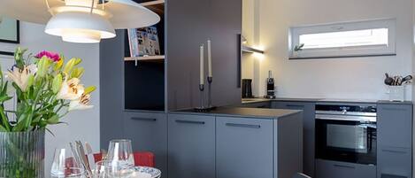 Fridge, microwave, stovetop, dishwasher