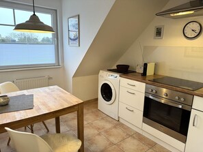 Kjøleskap, ovn, kokeplater og oppvaskmaskin