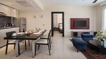 Flat-screen TV, pay films
