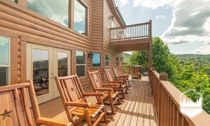 Terrace/patio - Eagles View 2.0 - Gorgeous Mountain Views, Hot Tub, Games, and More! (Gatlinburg)