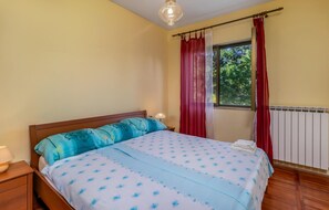 3 bedrooms, iron/ironing board, bed sheets