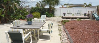 Monthly specials !!Steps from the beach - PET FRIENDLY!