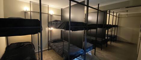 7 bedrooms, desk, WiFi, bed sheets